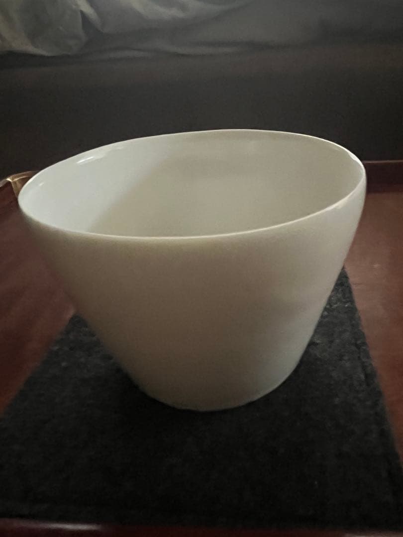 黒田泰蔵作品　白磁茶碗　高さ6．5センチ、直径9センチ．未使用品。