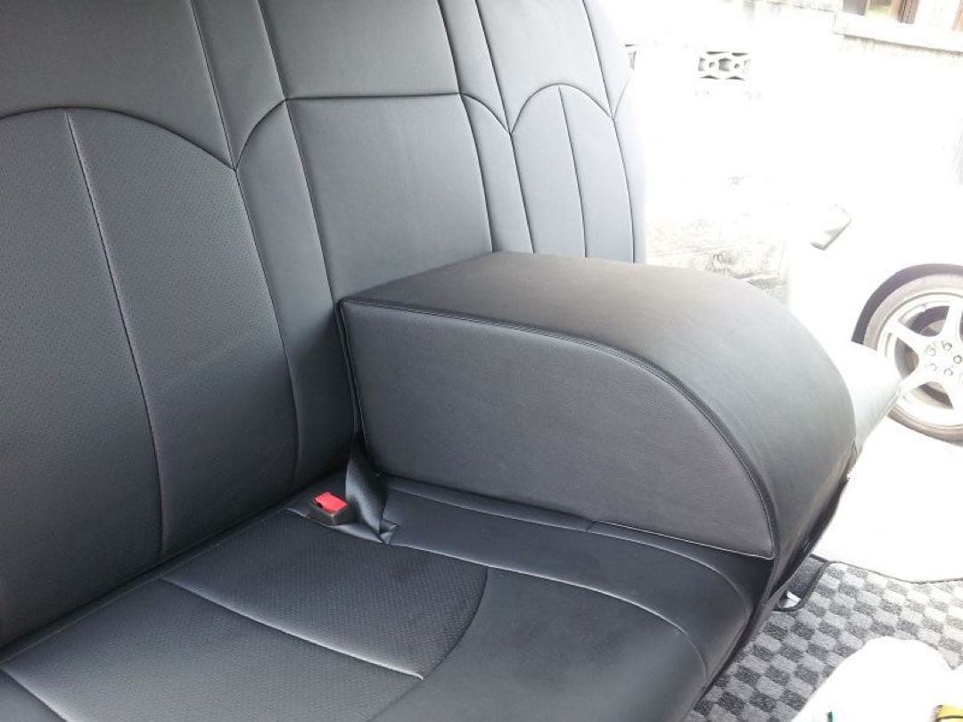 UI vehicle(ユーアイビークル) セカンドシートアームレスト　ハイエース