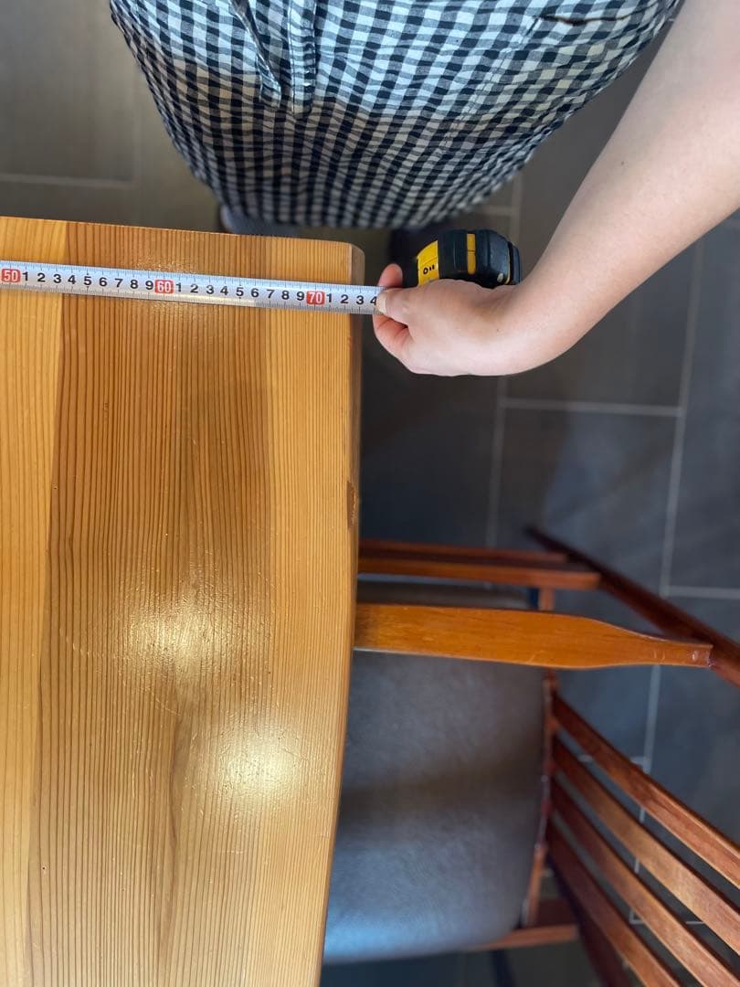 ダイニングテーブル　ログハウス風　天然木　　4人がけ　天板杉材　組み立て式