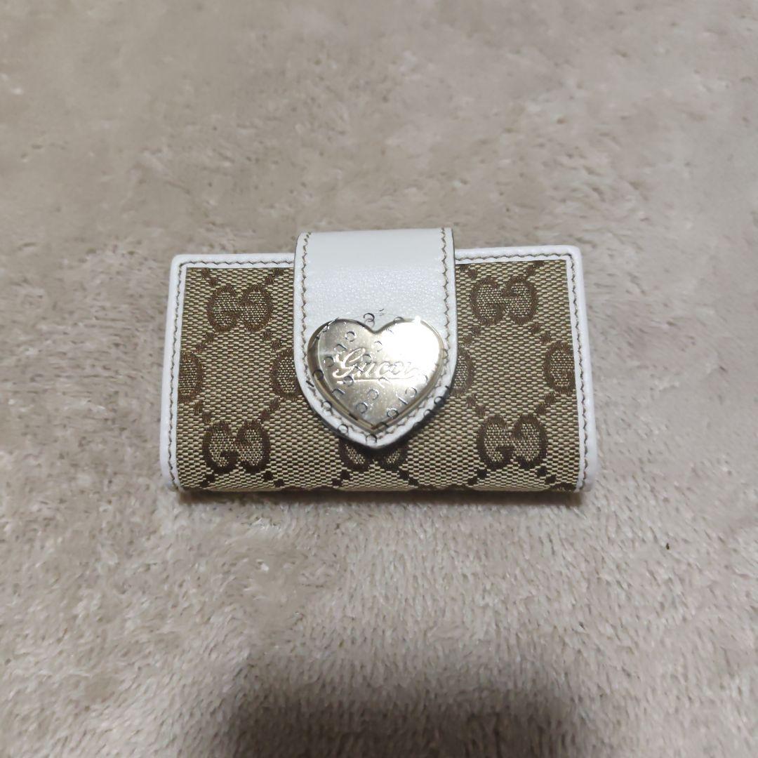 GUCCI ハート型キーケース ベージュ/ホワイト