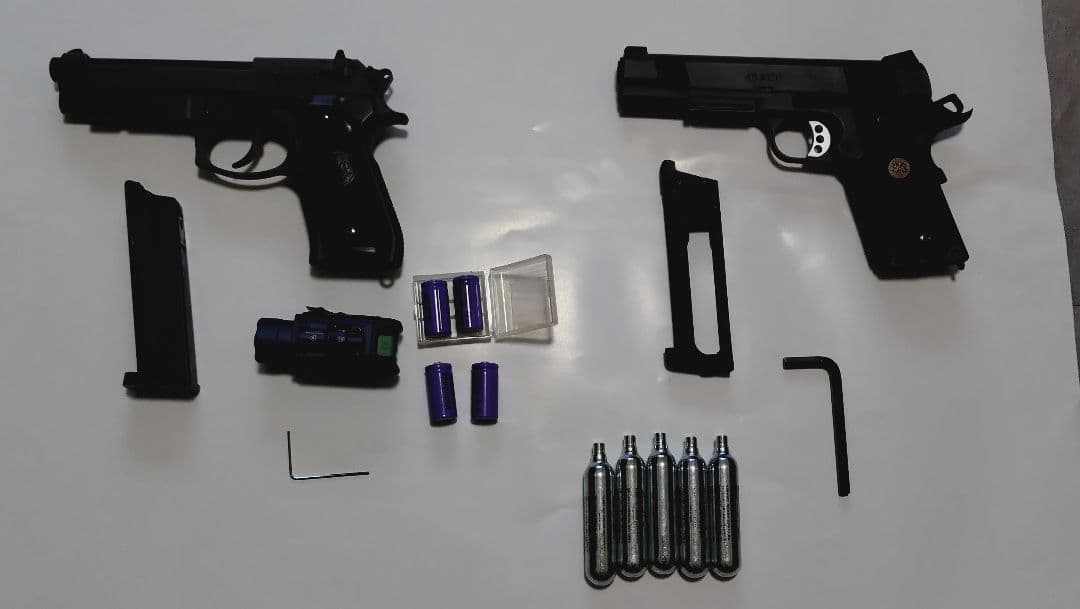 モデルガン２丁及びレ−ザ−サイト