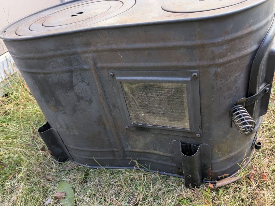 薪ストーブ　別売り煙突、煙突プロテクター、煙突スタンド付き　※脚欠品