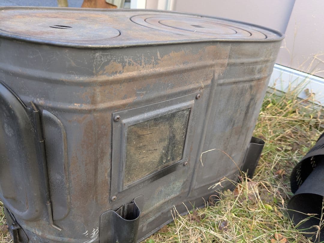 薪ストーブ　別売り煙突、煙突プロテクター、煙突スタンド付き　※脚欠品