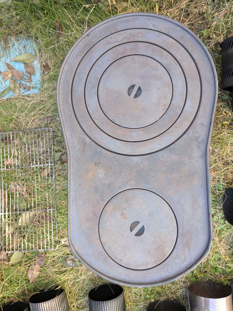 薪ストーブ　別売り煙突、煙突プロテクター、煙突スタンド付き　※脚欠品