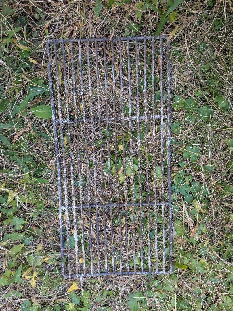 薪ストーブ　別売り煙突、煙突プロテクター、煙突スタンド付き　※脚欠品