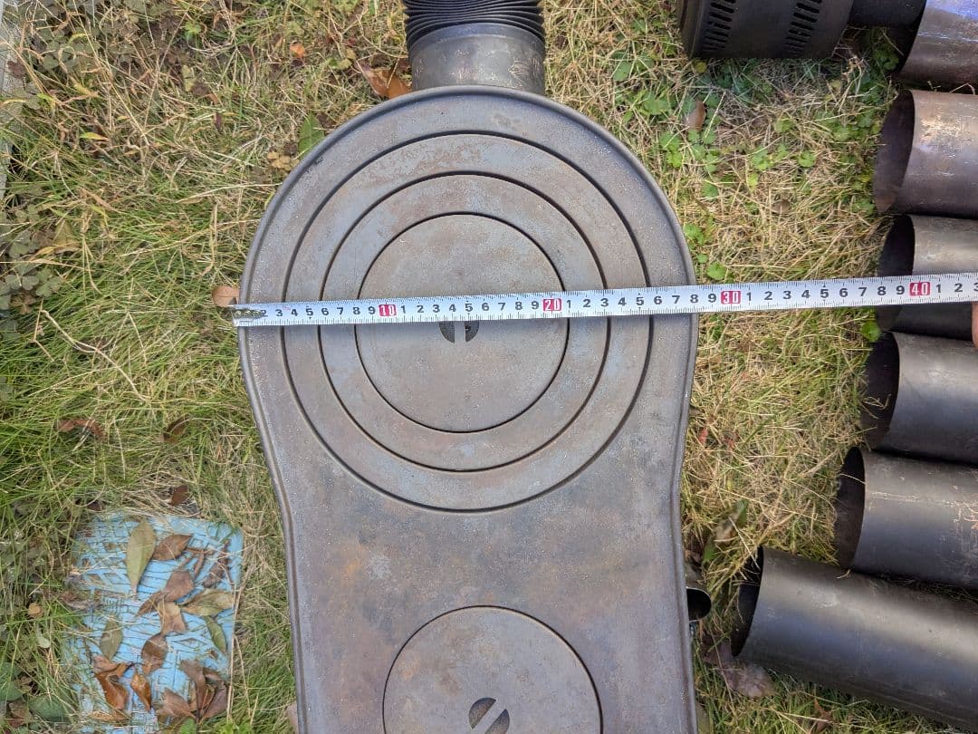 薪ストーブ　別売り煙突、煙突プロテクター、煙突スタンド付き　※脚欠品