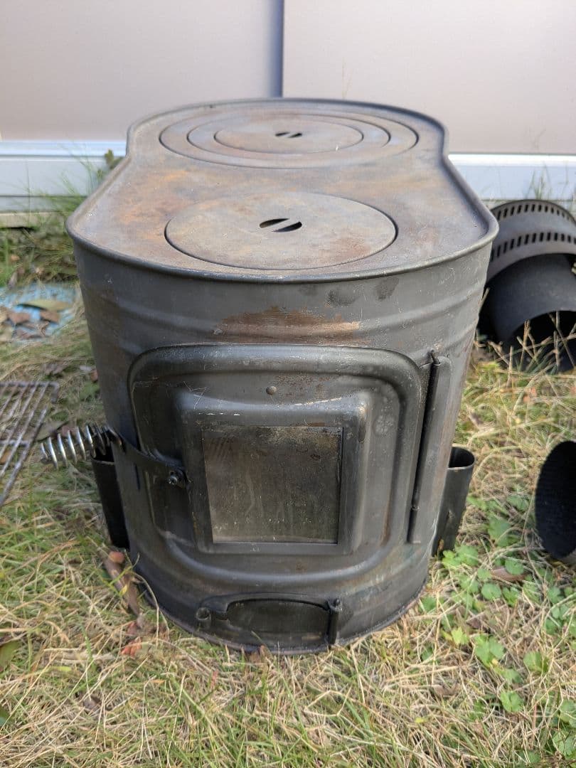 薪ストーブ　別売り煙突、煙突プロテクター、煙突スタンド付き　※脚欠品