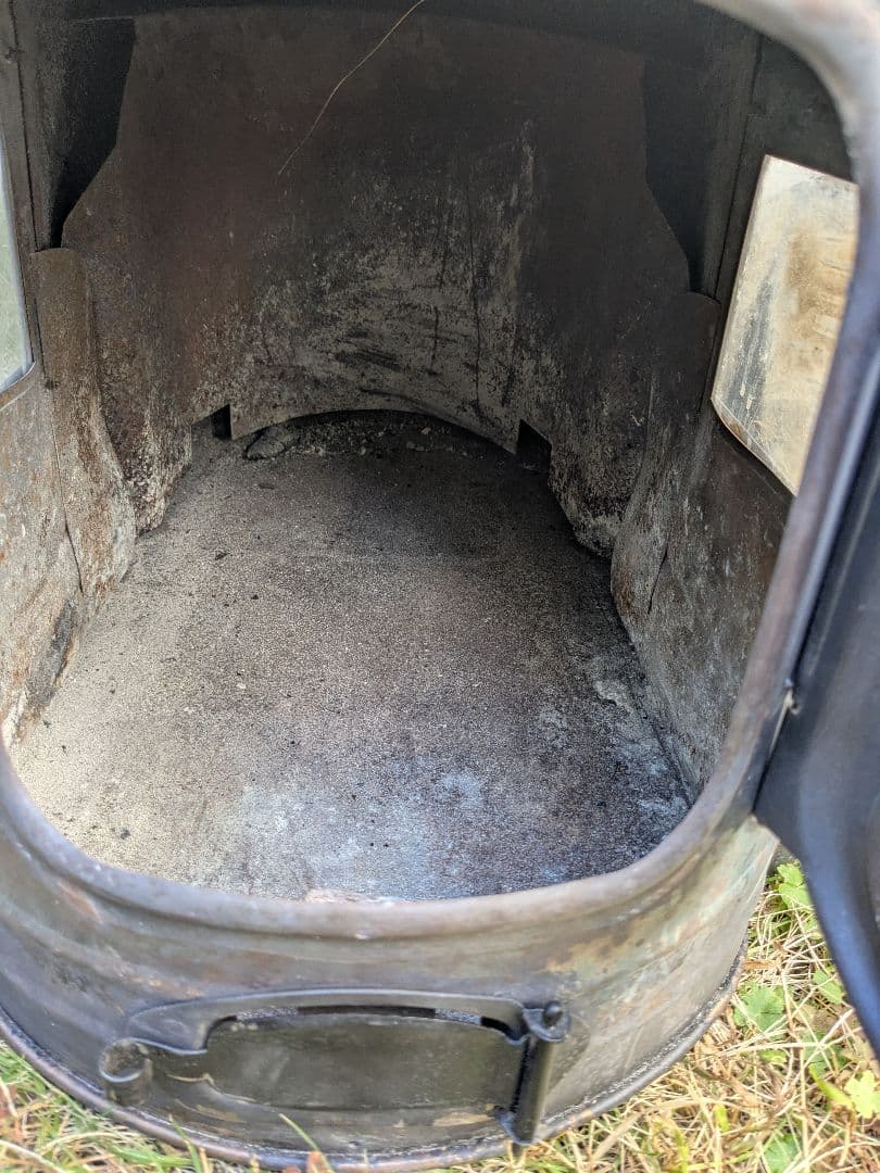 薪ストーブ　別売り煙突、煙突プロテクター、煙突スタンド付き　※脚欠品