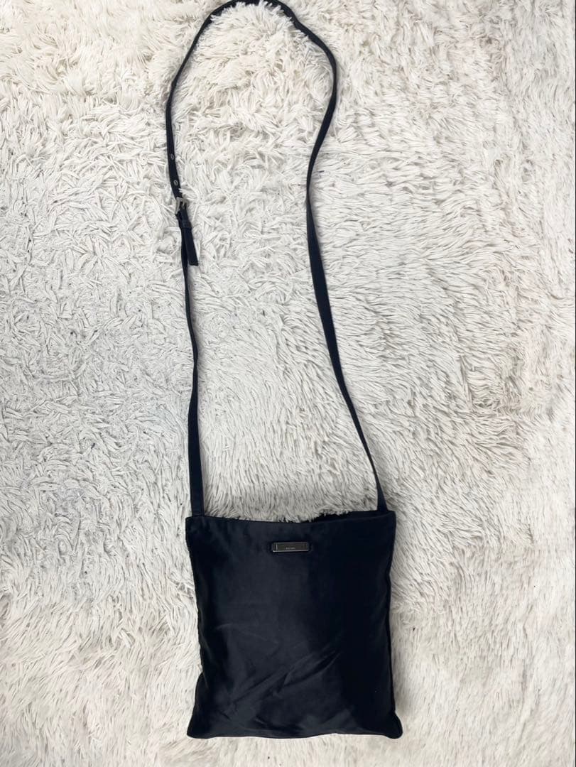 美品 プラダ サテン ショルダーバッグ ロゴプレート ファスナー ブラック