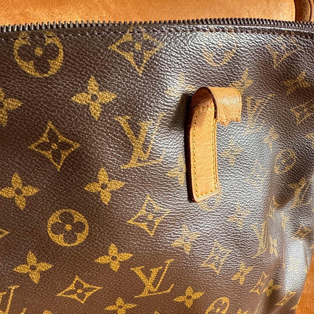 ルイ・ヴィトンのA4サイズも収納できる汎用性の高いトートバッグです。