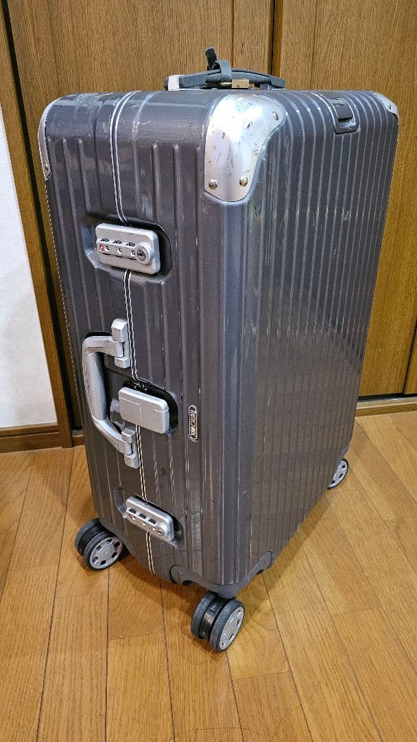 グレー、キャリーケース 、ルフトハンザドイツ航空フランクフルト、ワールドショップ