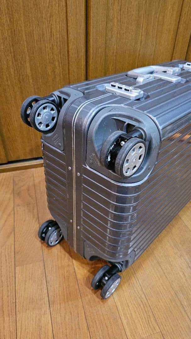 グレー、キャリーケース 、ルフトハンザドイツ航空フランクフルト、ワールドショップ