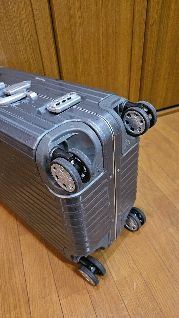 グレー、キャリーケース 、ルフトハンザドイツ航空フランクフルト、ワールドショップ