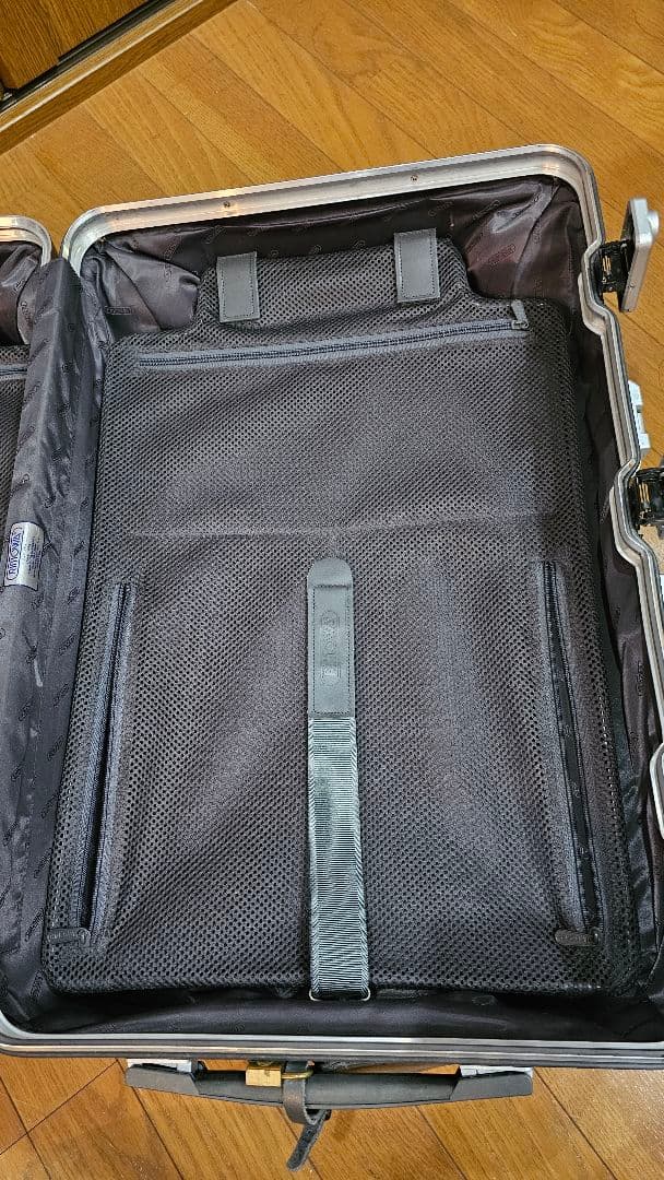 グレー、キャリーケース 、ルフトハンザドイツ航空フランクフルト、ワールドショップ