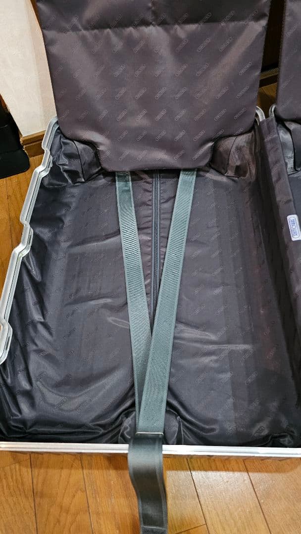 グレー、キャリーケース 、ルフトハンザドイツ航空フランクフルト、ワールドショップ