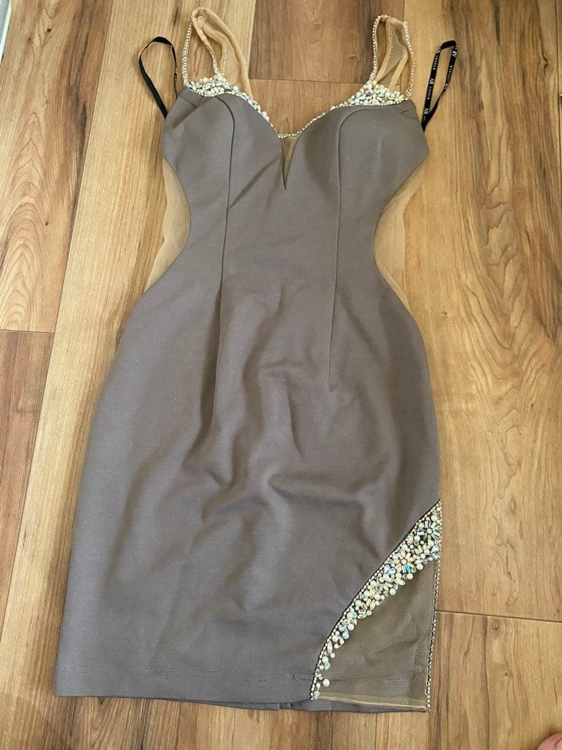 ビジューモチーフ付きタイトドレス　モカ　ブラウン　キャバドレス