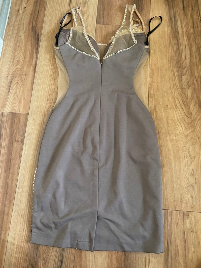 ビジューモチーフ付きタイトドレス　モカ　ブラウン　キャバドレス