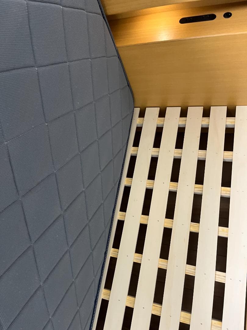 ニトリ Qサイズ ダブルベッド 両側に照明とコンセント（各2口）付き