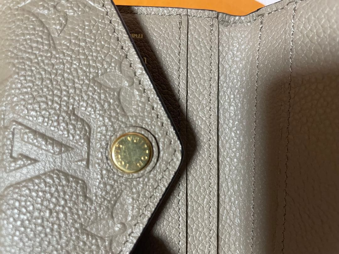 ❤️Louis Vuitton❤️ 二つ折り財布 グレーM69800