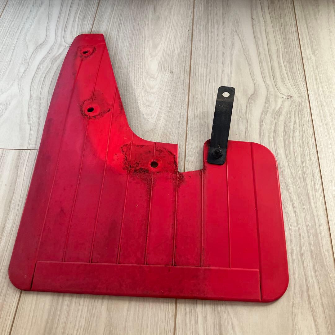 三菱デリカD5後期型　純正マッドフラップ(赤)