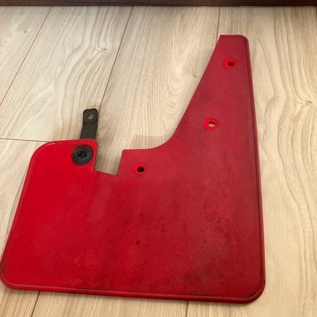 三菱デリカD5後期型　純正マッドフラップ(赤)