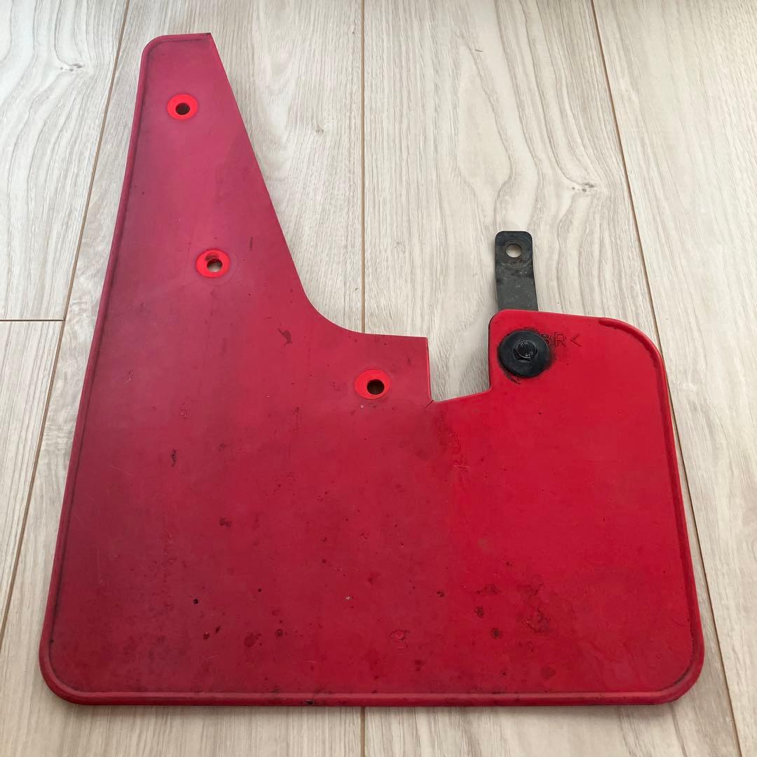 三菱デリカD5後期型　純正マッドフラップ(赤)