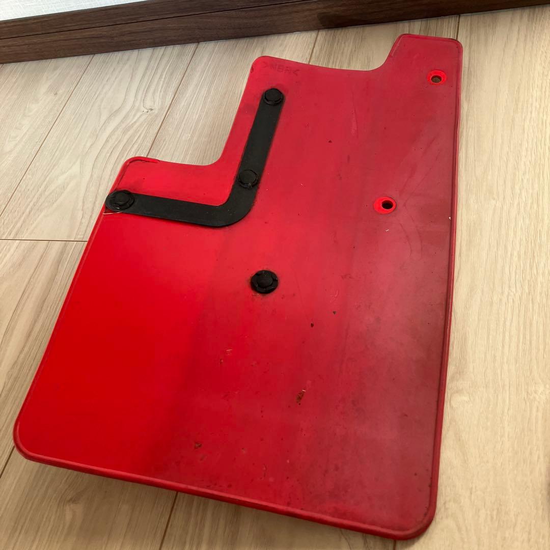 三菱デリカD5後期型　純正マッドフラップ(赤)