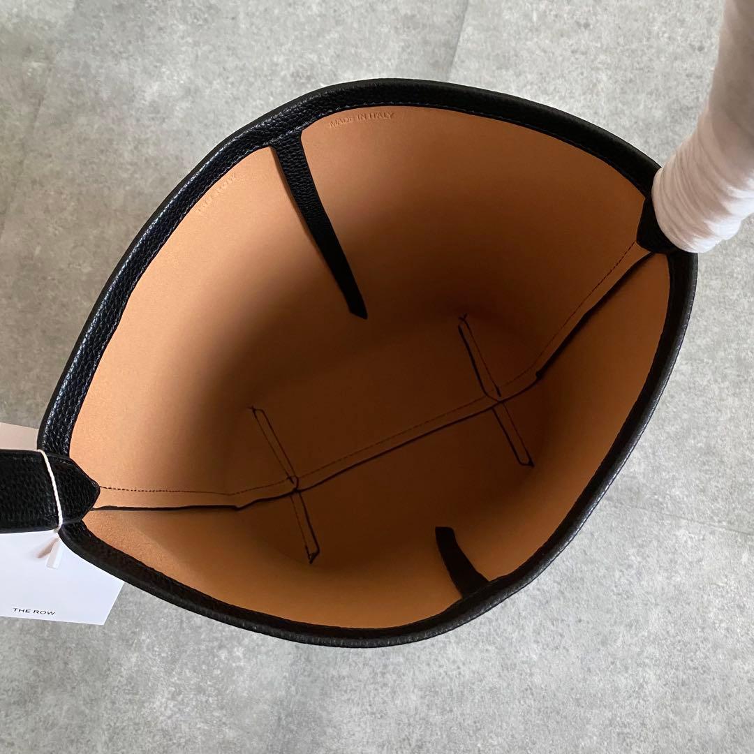 【新品未使用】ブラック　トートバッグ　THE ROWロゴ付き ミディアム