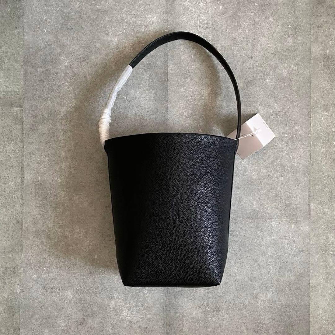 【新品未使用】ブラック　トートバッグ　THE ROWロゴ付き ミディアム