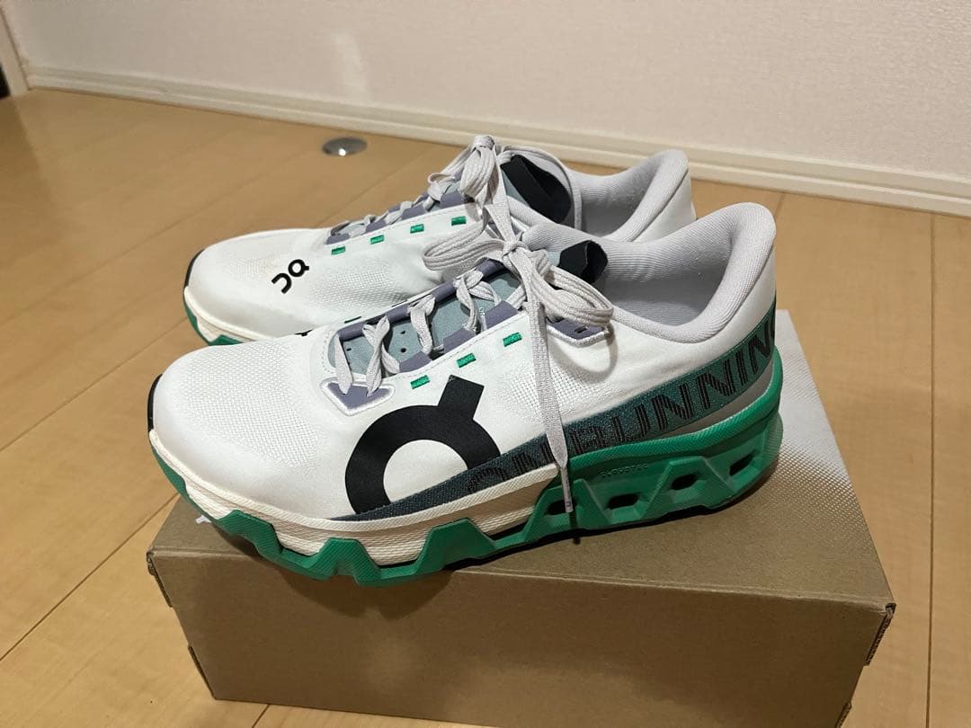 On CloudmonsterHyperランニングシューズ ホワイト/グリーン