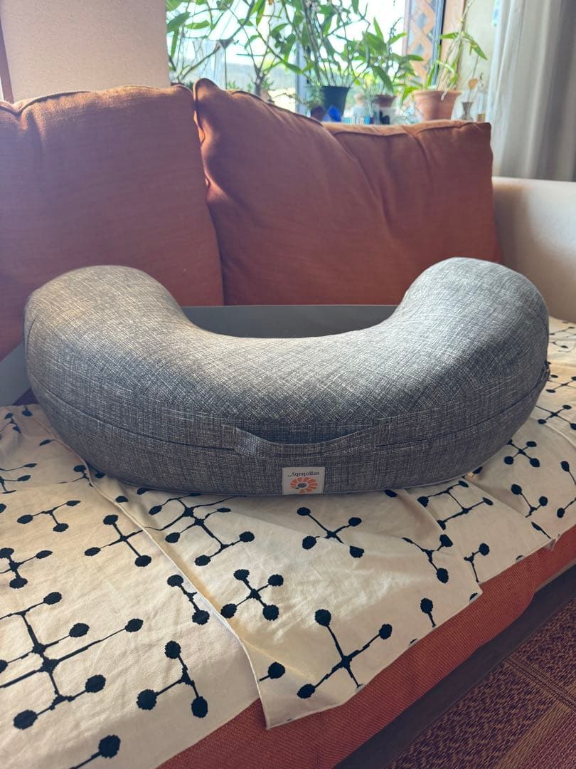 Ergobaby ナチュラルカーブ・ナーシングピロー ベルト付き