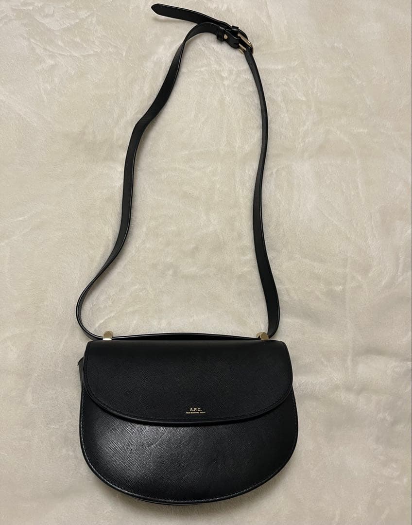 A.P.C アーペーセー　geneve ショルダーバッグ　ブラック　黒