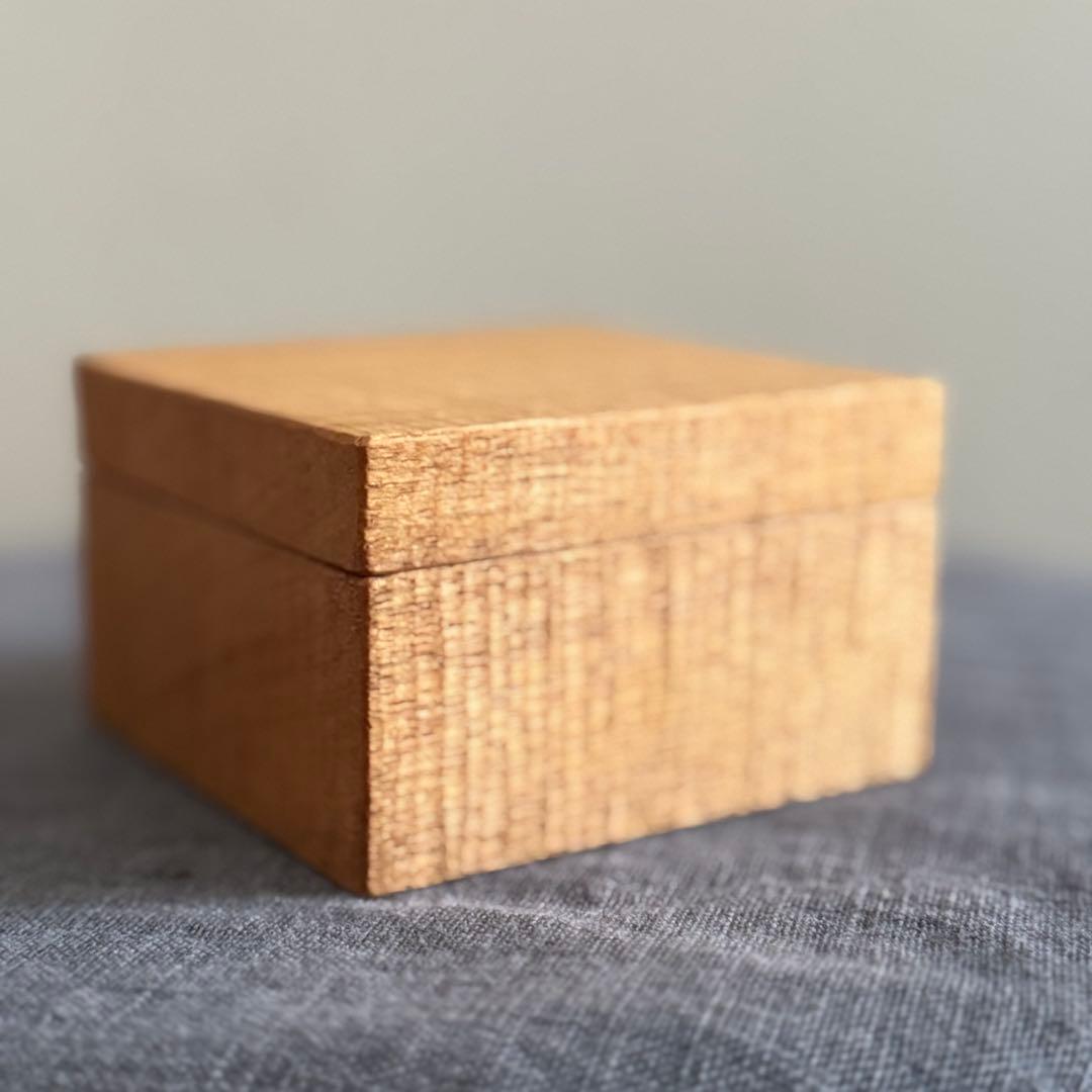 富井貴志さん　くり抜き全面彫りのバターケース