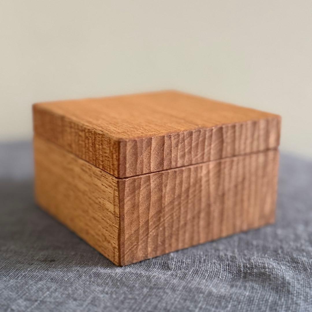 富井貴志さん　くり抜き全面彫りのバターケース