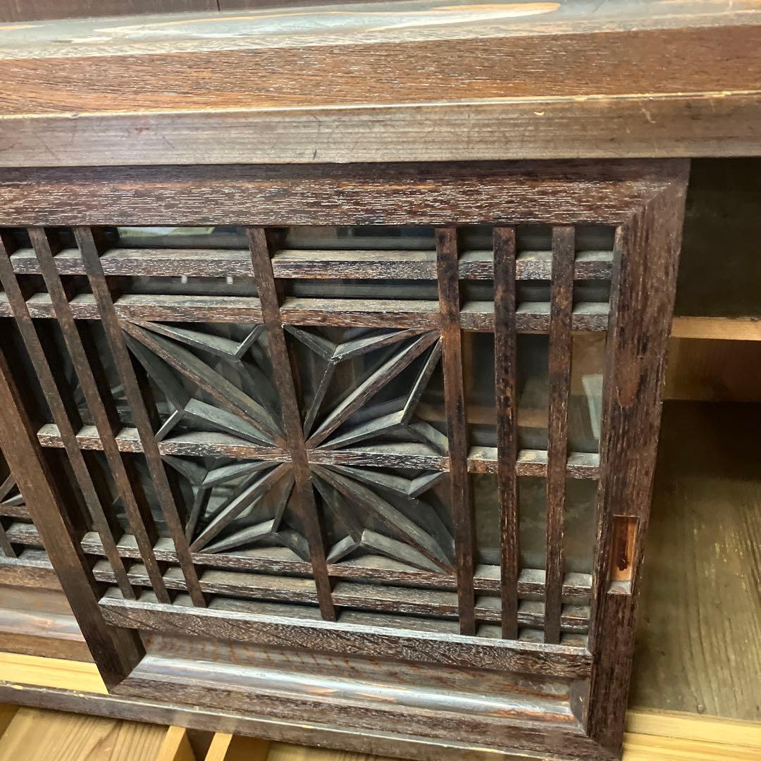 「組子細工のガラス入り引き戸」のある大正〜昭和時代のレトロな水屋箪笥