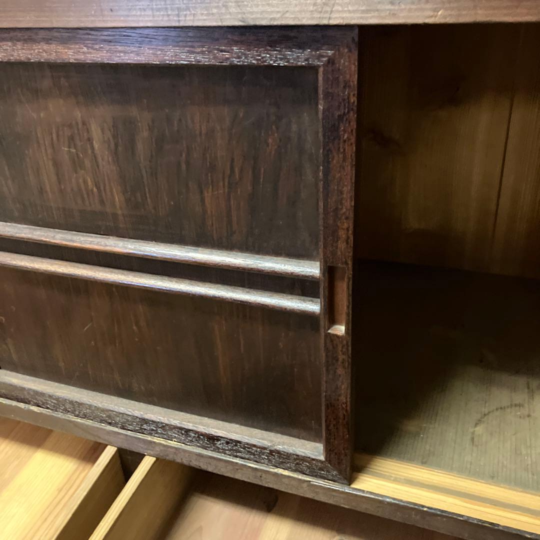 「組子細工のガラス入り引き戸」のある大正〜昭和時代のレトロな水屋箪笥