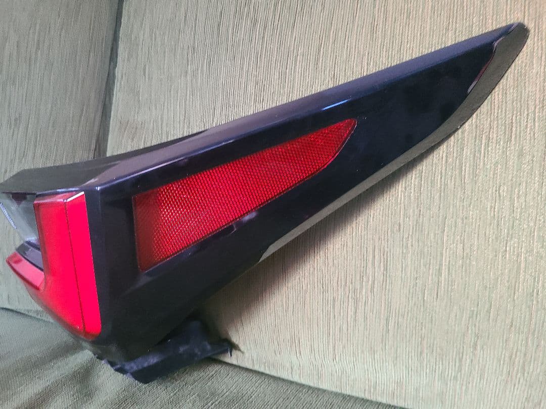 レクサス　NX　右　テールランプ　テールライト