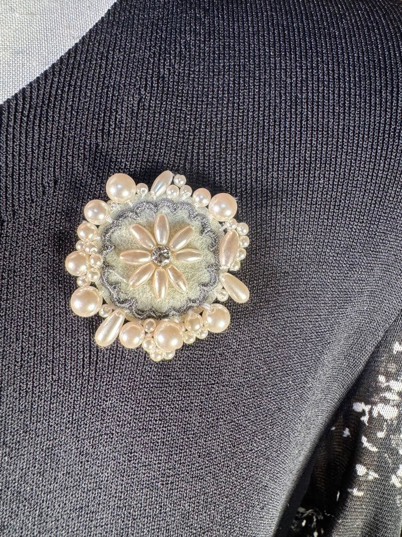 新品タグ付き【スーパービューティ】花柄長袖チュニック パールブローチ付き