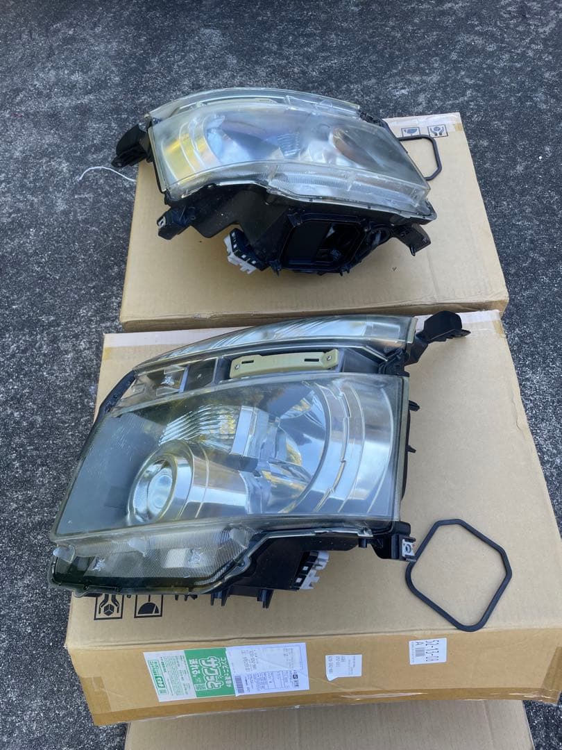 ヴォクシー 70ヘッドライト 左右　V8 zrr70