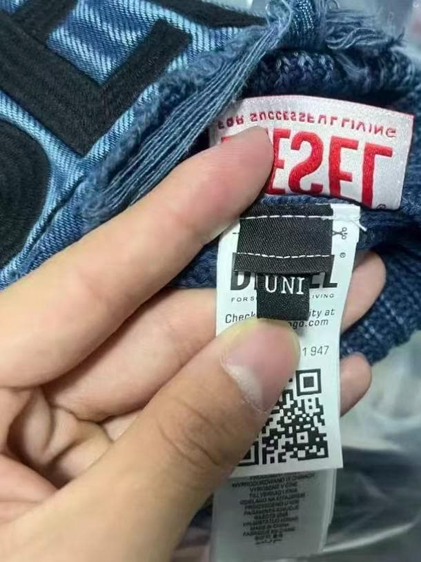 DIESEL ダークブルー ニット帽 フリンジ加工