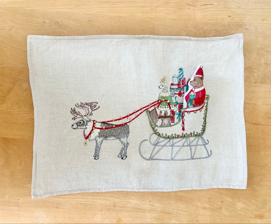 コーラルアンドタスク　クッション　クリスマス　Santa's Sleigh