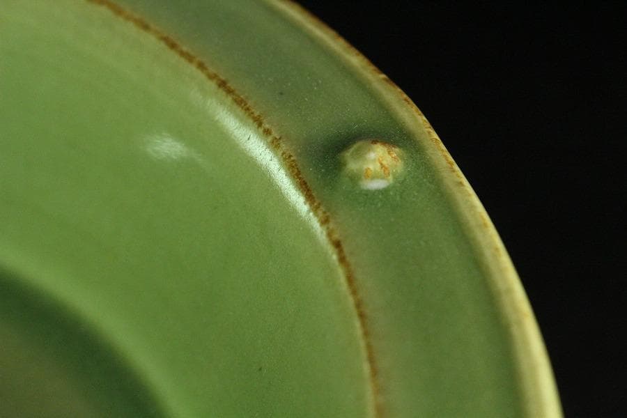 中国美術 青磁 刻模様 鋲縁 三足水盤(K-A856)