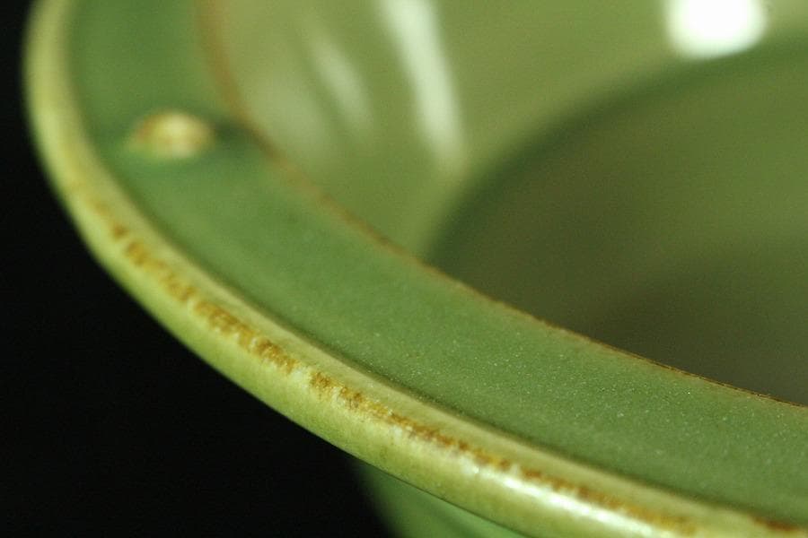 中国美術 青磁 刻模様 鋲縁 三足水盤(K-A856)