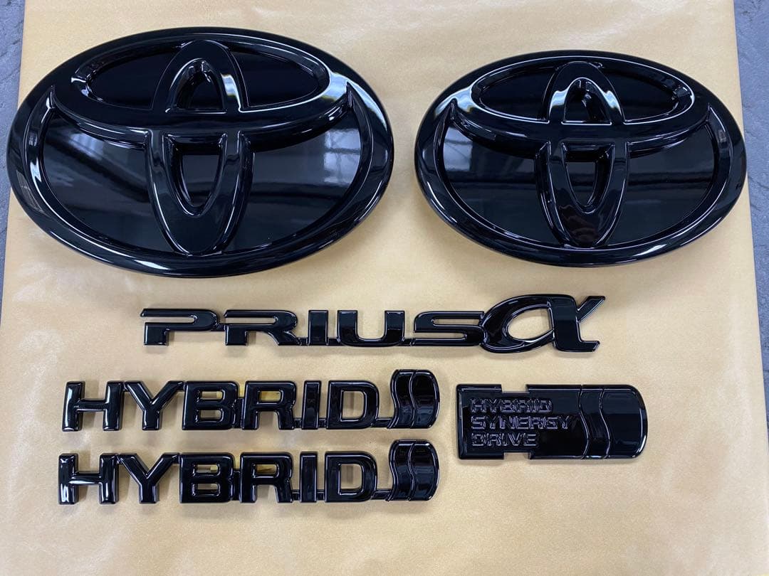 塗装品　40系プリウスα ツヤありフルブラック仕様　エンブレム　6点セット