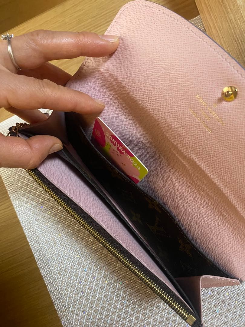 中古　ルイヴィトン財布　ポルトフォイユ・エミリー ブルーミング フラワーチャーム