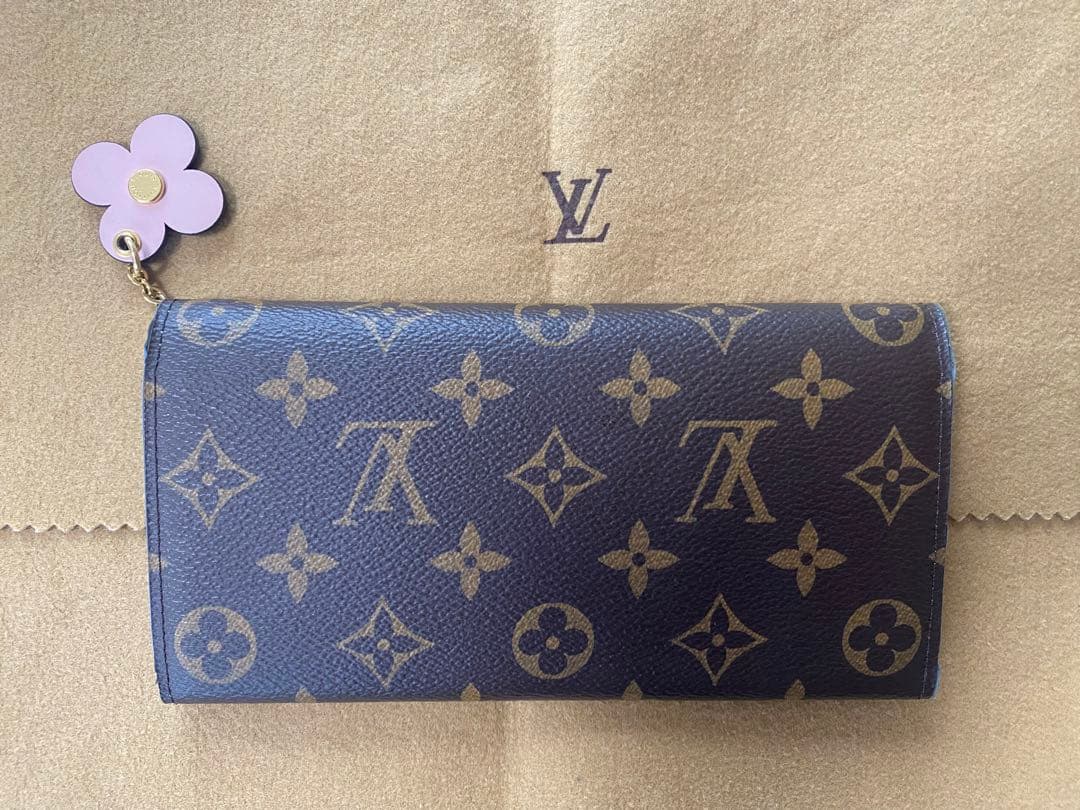 中古　ルイヴィトン財布　ポルトフォイユ・エミリー ブルーミング フラワーチャーム