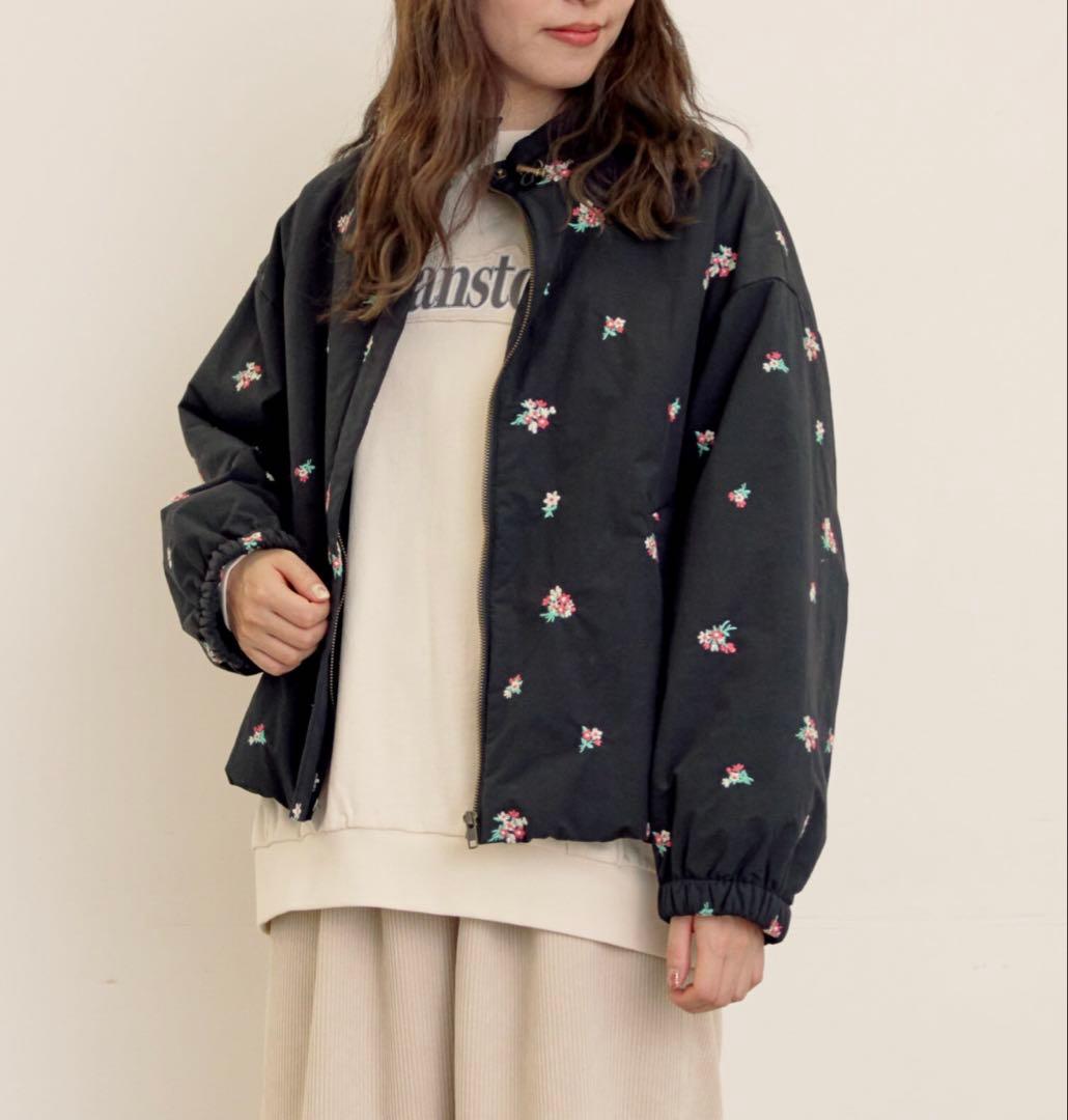 サマンサモスモスジャケット　小花総刺繍中綿ジャケット　花刺繍　ブラック