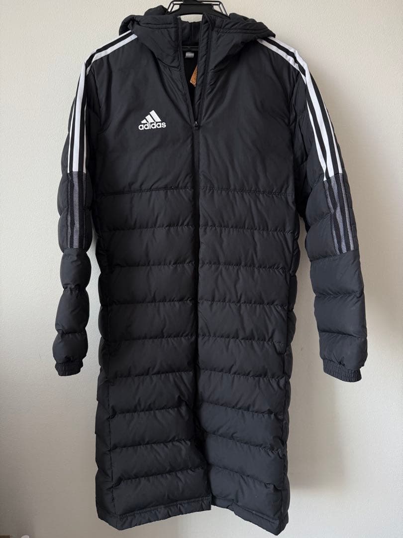 adidas 黒 ダウンコート フード付き　ベンチコート　サッカー