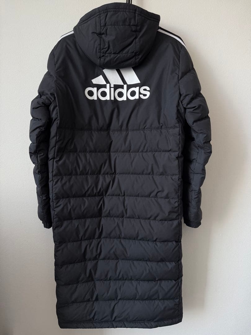 adidas 黒 ダウンコート フード付き　ベンチコート　サッカー