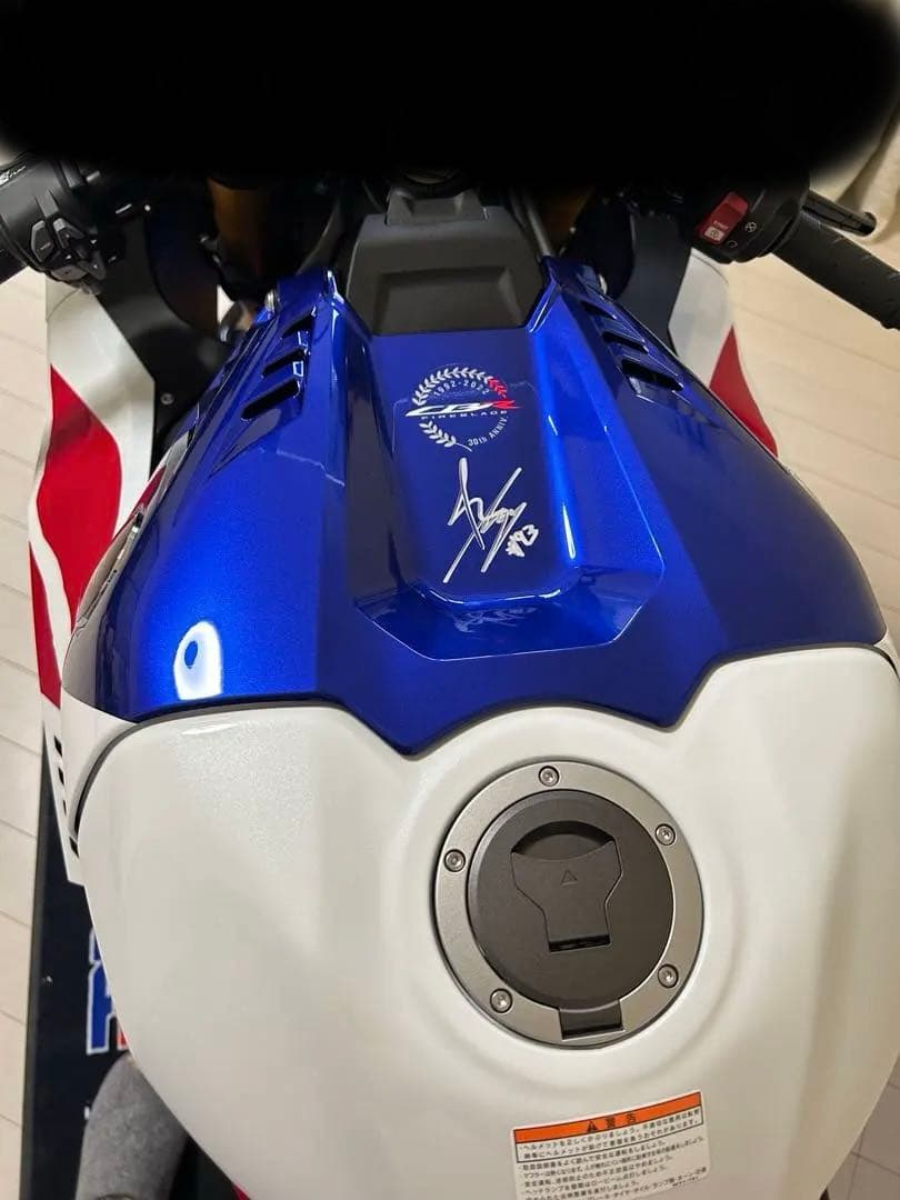 ホンダ CBR1000RR-R フロントタンクカバーマルクマルケスサイン入